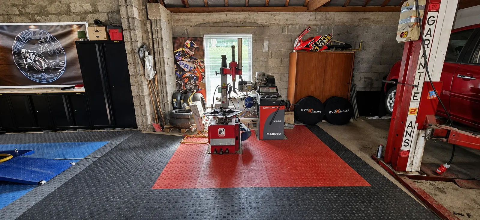 Machines de montage et d’équilibrage des pneumatiques dans l’atelier