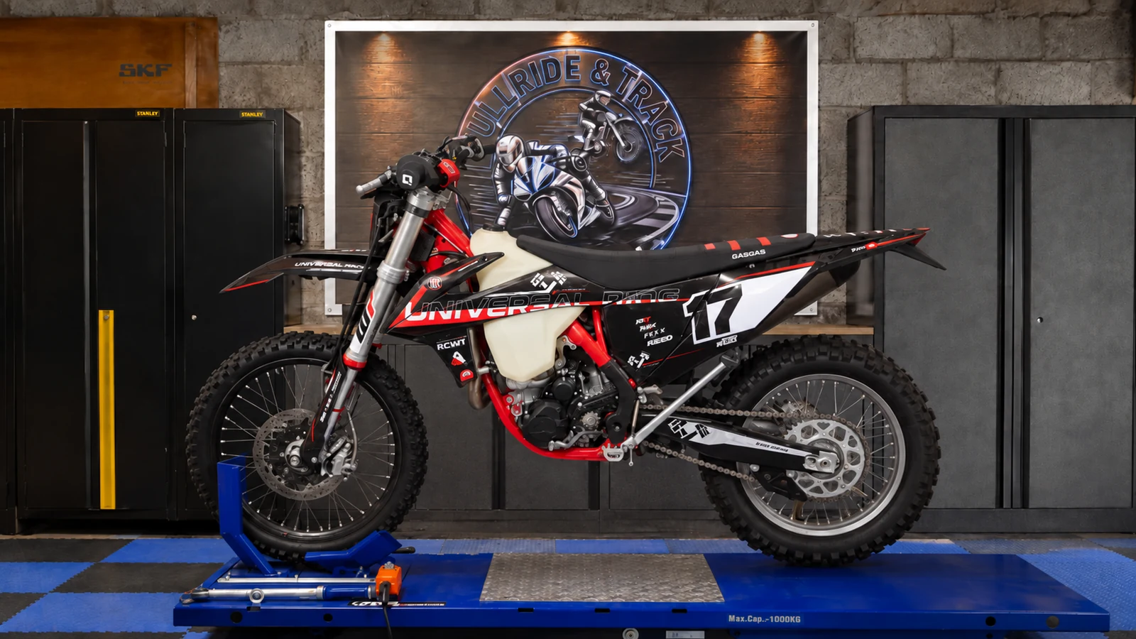 Moto tout-terrain sur le pont de l’atelier
