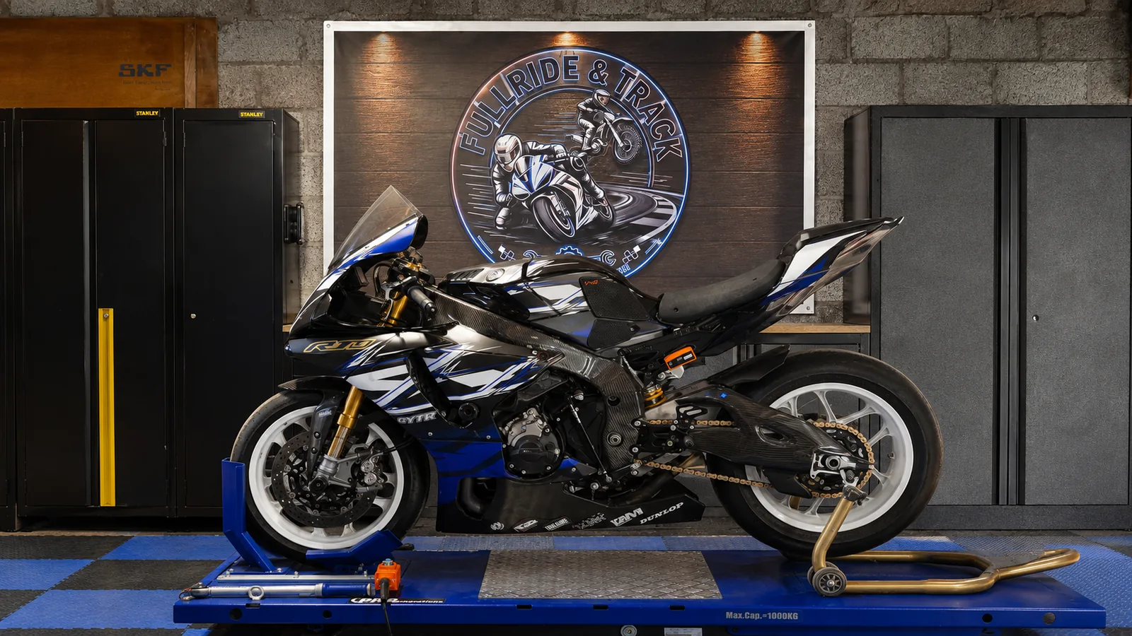 Moto sportive sur le pont de l’atelier